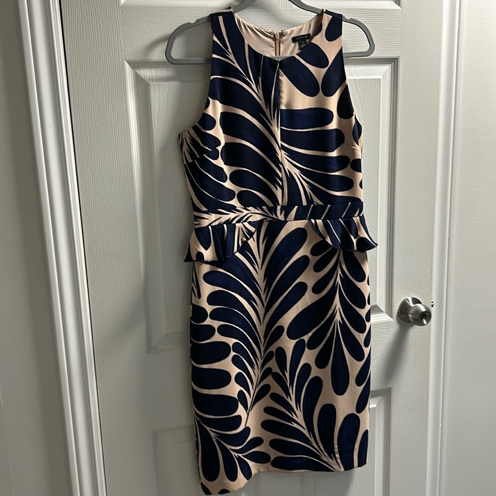 Beautiful print sleeveless dress with detailing at the waist